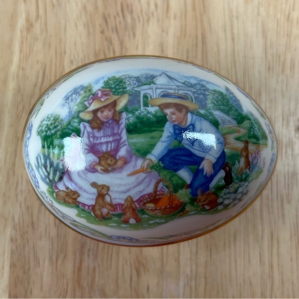 LENOX “Sharing Easter Gifts” EGG Collectible Easter Egg 1991-Preowned, EUC